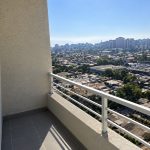 Balcón despejado con vistas urbanas (1)